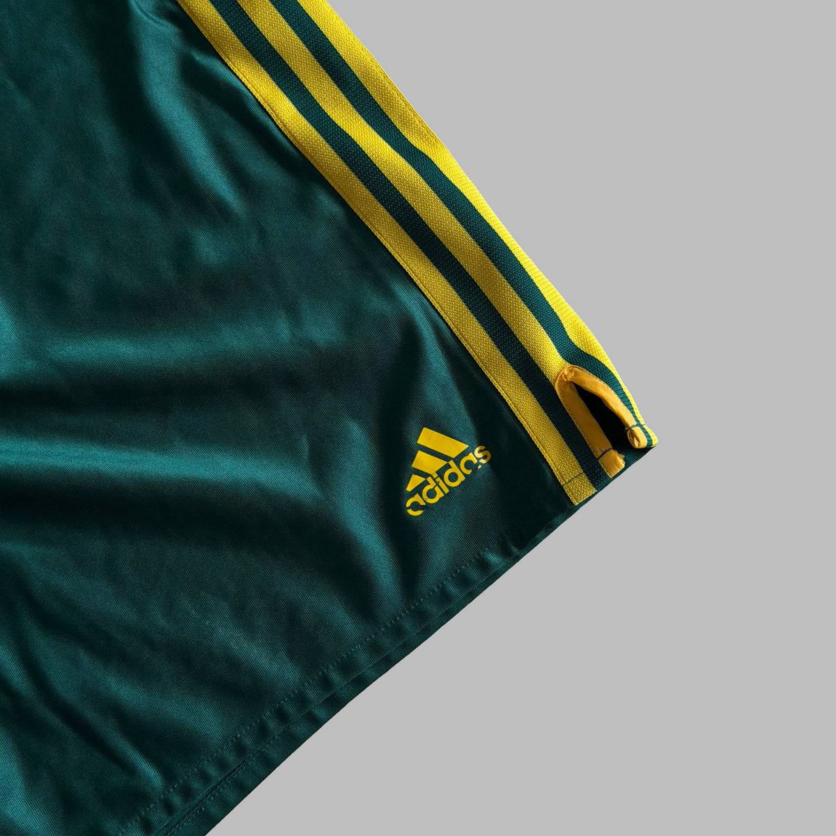 Y2K Adidas Three Stripe Basketball Shorts - M